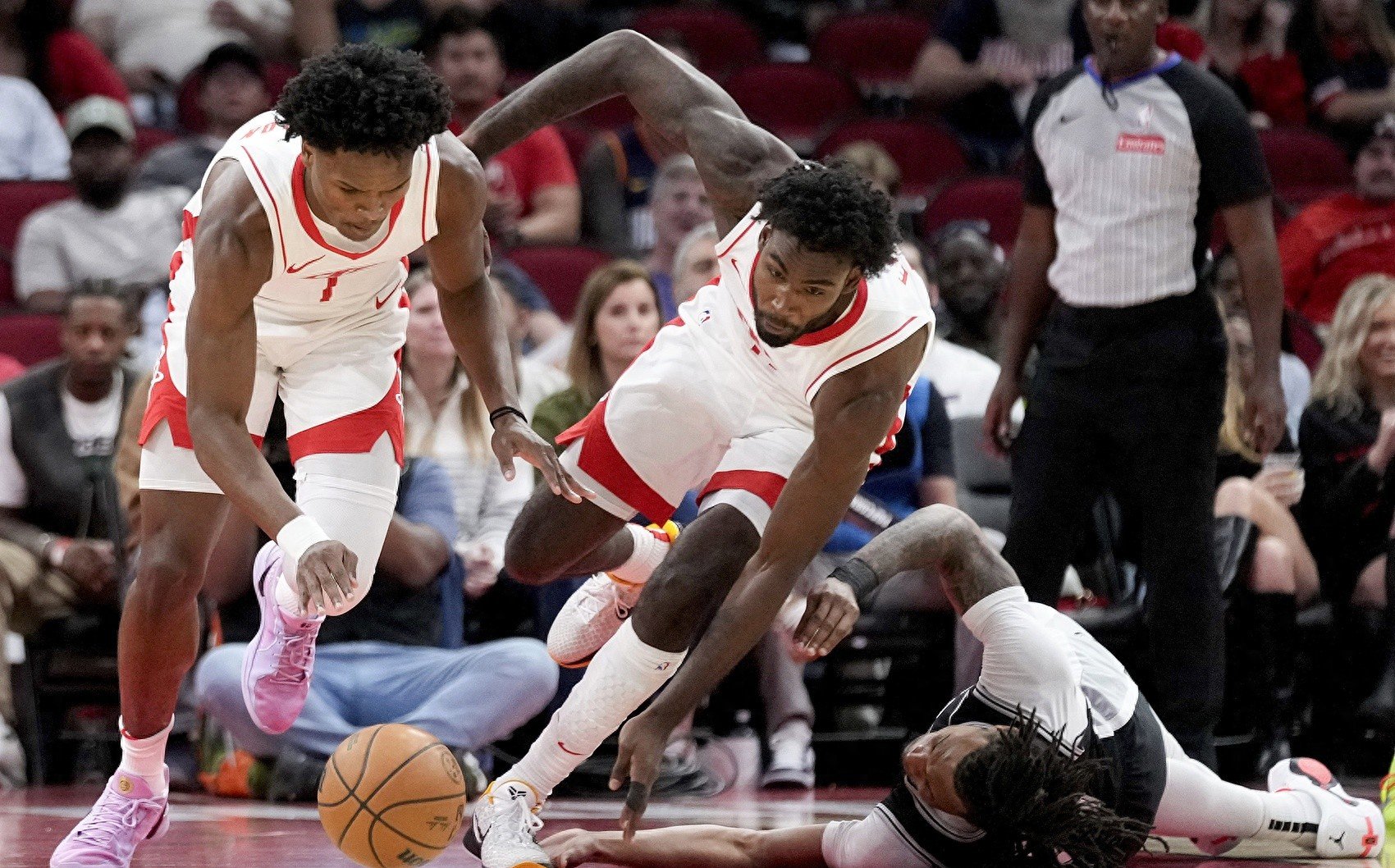 关于休斯敦火箭发布备战花絮,赛前队长鼓劲,NBA季后赛任务艰巨,年轻球员得到机会的信息 关于休斯敦火箭发布备战花絮,赛前队长鼓劲,NBA季后赛任务艰巨,年轻球员得到机会的信息